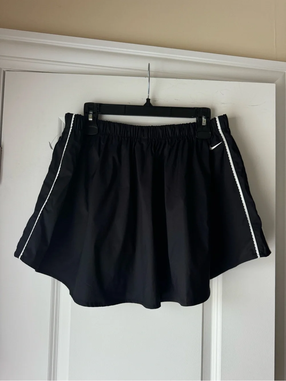 Nike Women's Sportswear Mid-Rise Scalloped-Trim Poplin Skirt - Black/Off-White